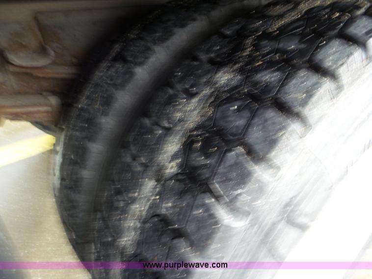 image for item CC9972 1985 International flatbed truck