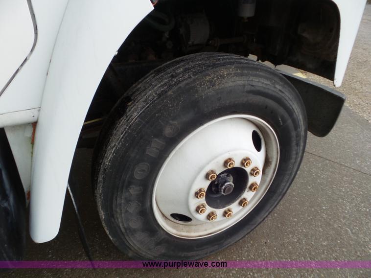 image for item CC9972 1985 International flatbed truck