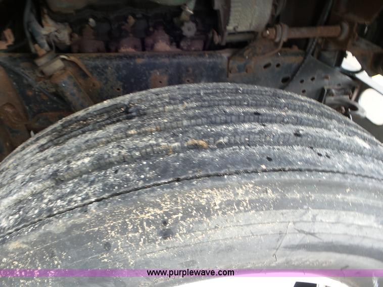 image for item CC9972 1985 International flatbed truck