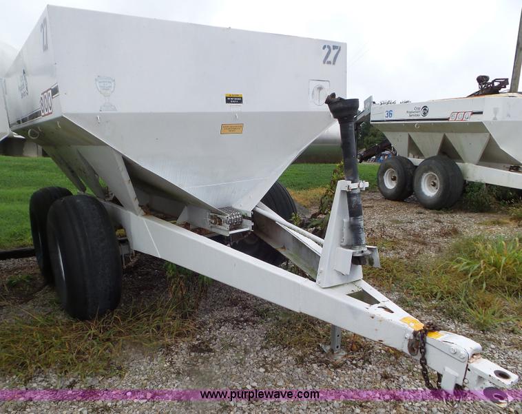 image for item CC9973 2005 Willmar 800 spreader