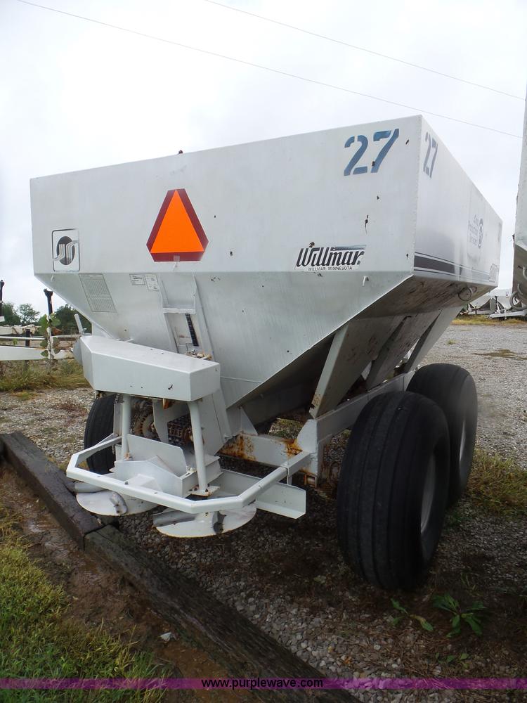 image for item CC9973 2005 Willmar 800 spreader