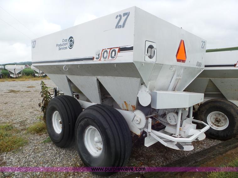 image for item CC9973 2005 Willmar 800 spreader