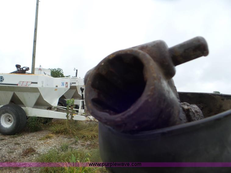 image for item CC9973 2005 Willmar 800 spreader