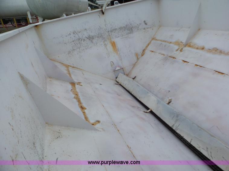 image for item CC9973 2005 Willmar 800 spreader