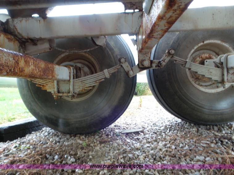 image for item CC9973 2005 Willmar 800 spreader