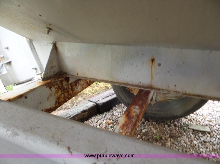 image for item CC9973 2005 Willmar 800 spreader