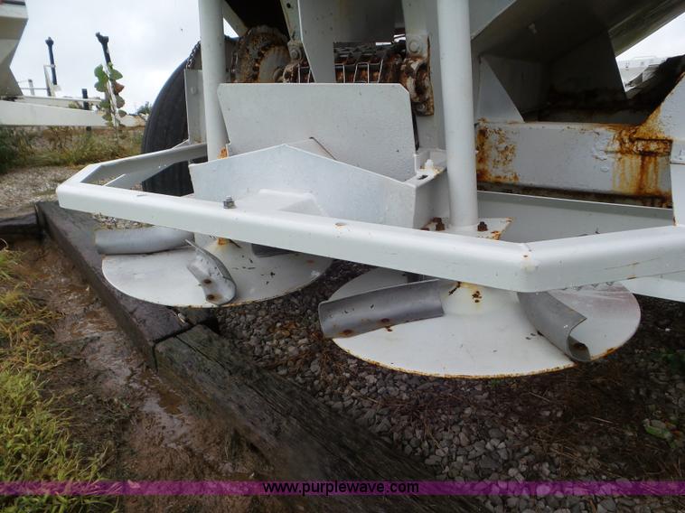 image for item CC9973 2005 Willmar 800 spreader