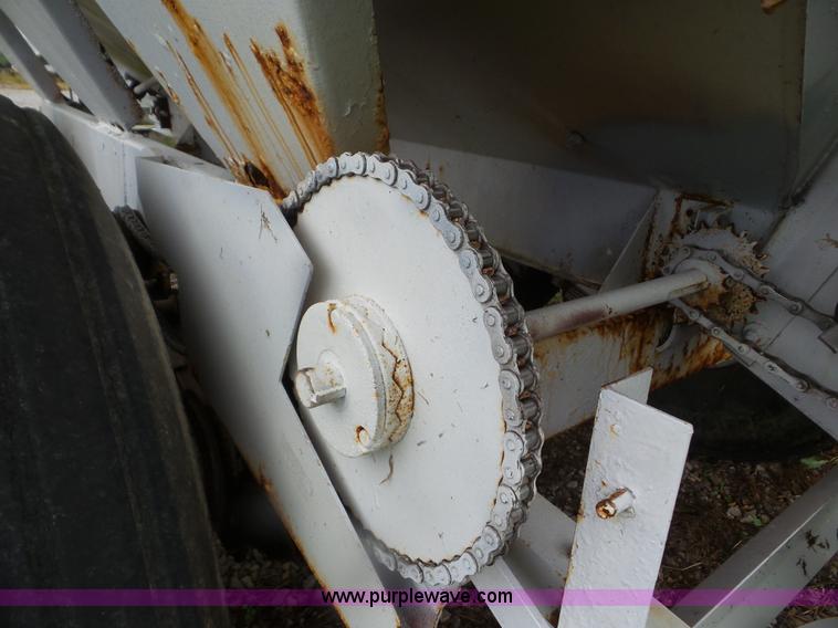 image for item CC9973 2005 Willmar 800 spreader