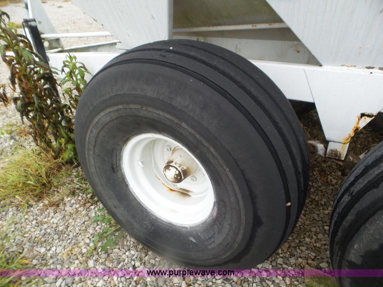 image for item CC9973 2005 Willmar 800 spreader