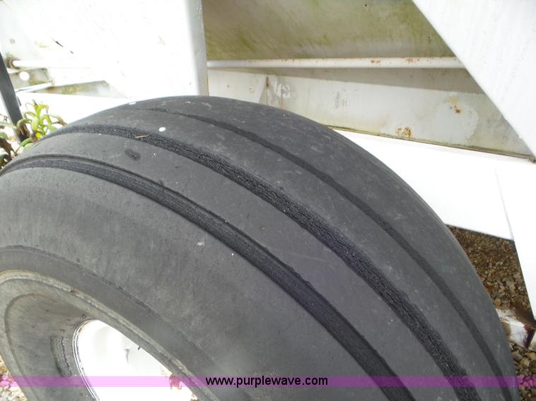 image for item CC9973 2005 Willmar 800 spreader