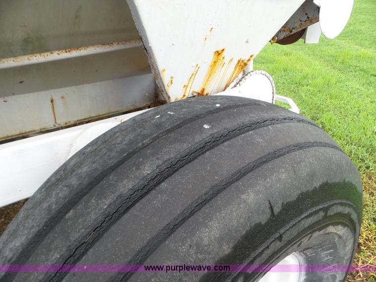 image for item CC9973 2005 Willmar 800 spreader