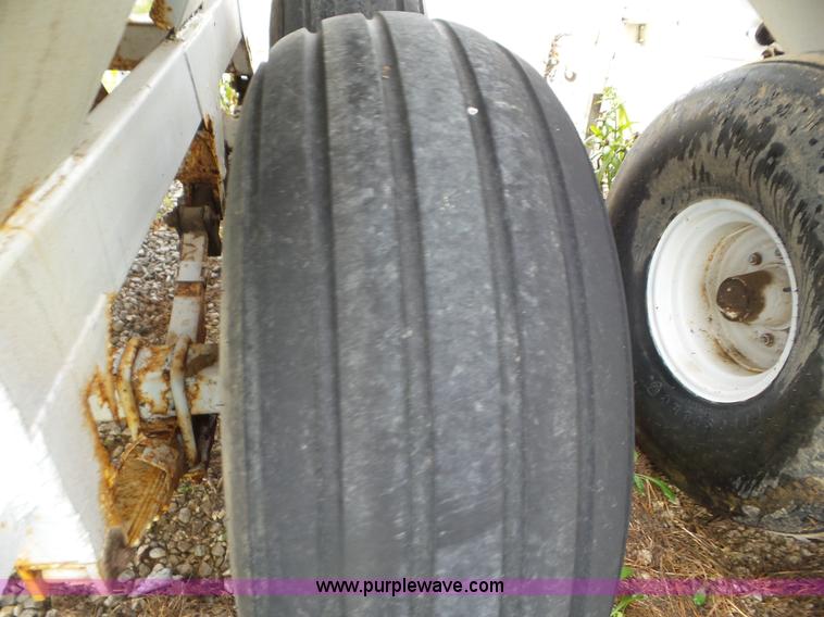 image for item CC9973 2005 Willmar 800 spreader