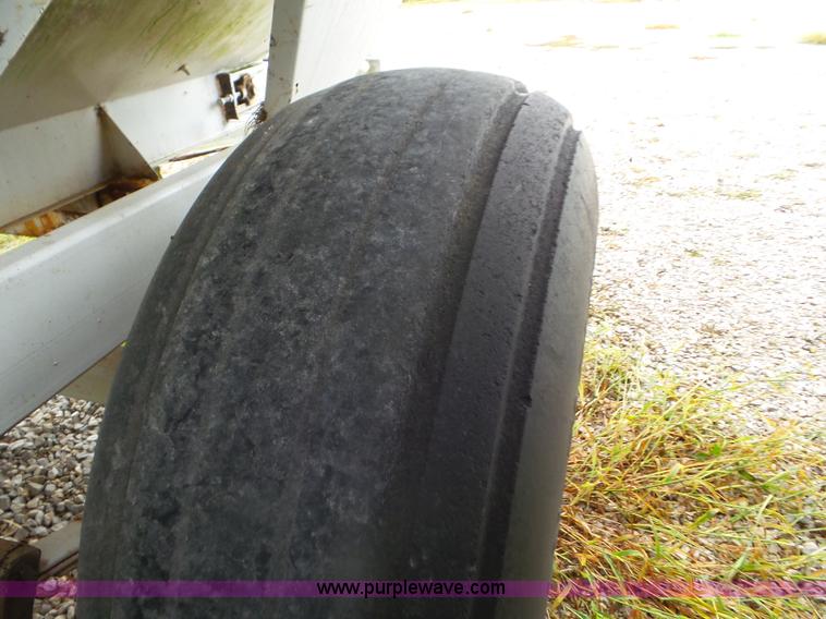 image for item CC9973 2005 Willmar 800 spreader