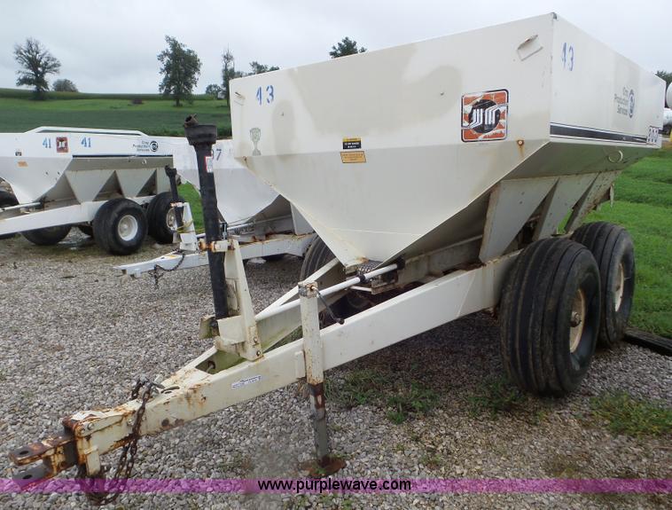 image for item CC9975 2005 Willmar 800 spreader