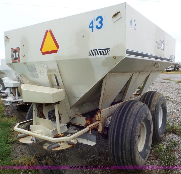 image for item CC9975 2005 Willmar 800 spreader
