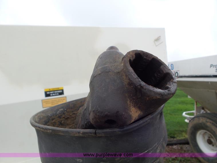 image for item CC9975 2005 Willmar 800 spreader