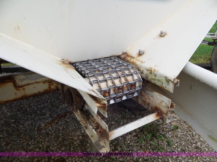 image for item CC9975 2005 Willmar 800 spreader