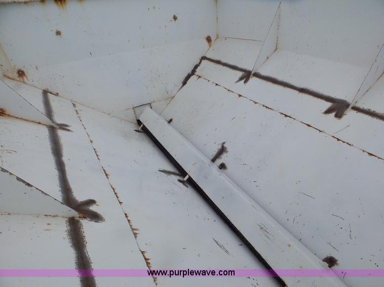 image for item CC9975 2005 Willmar 800 spreader