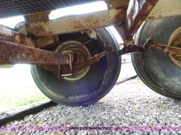 image for item CC9975 2005 Willmar 800 spreader