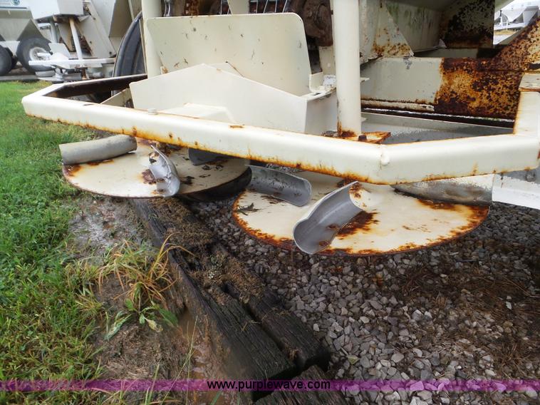 image for item CC9975 2005 Willmar 800 spreader