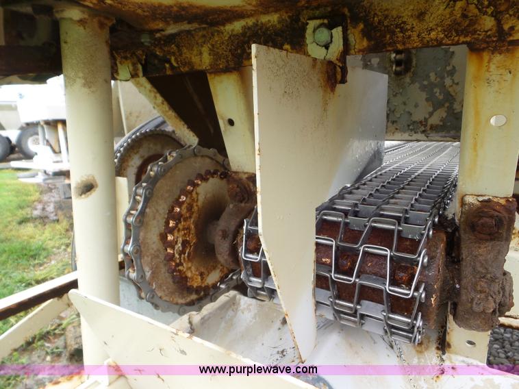 image for item CC9975 2005 Willmar 800 spreader