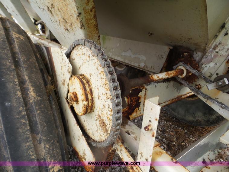 image for item CC9975 2005 Willmar 800 spreader