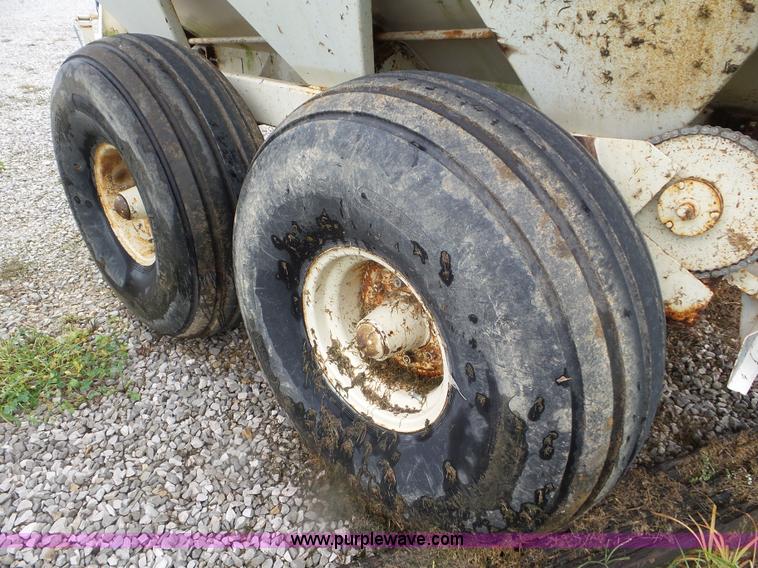 image for item CC9975 2005 Willmar 800 spreader