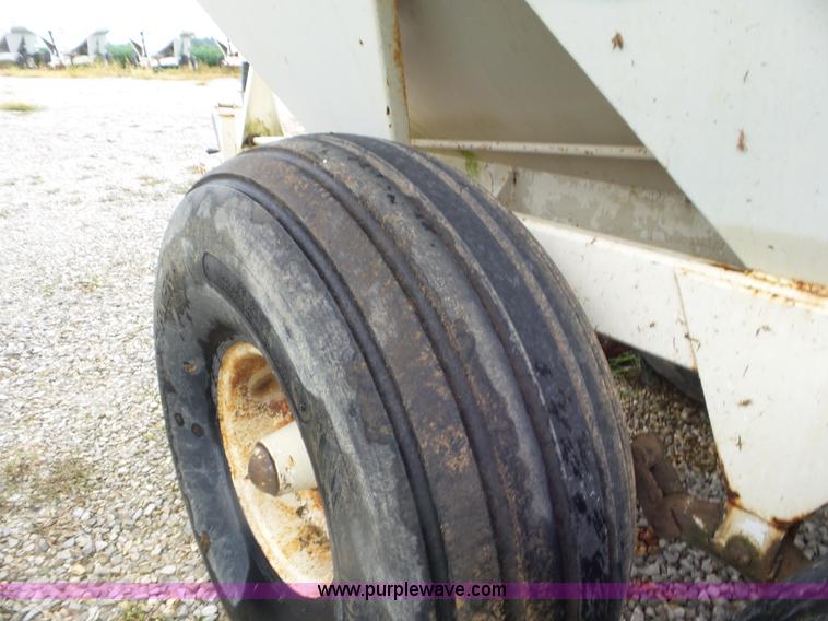 image for item CC9975 2005 Willmar 800 spreader