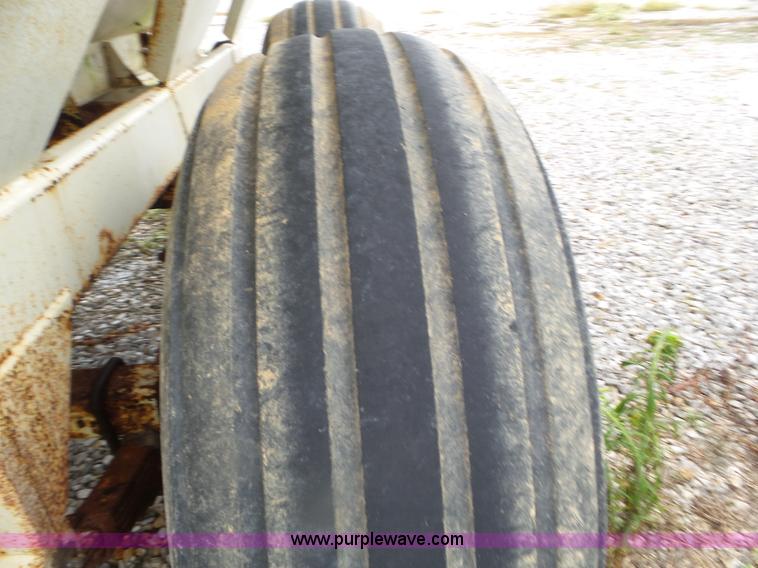 image for item CC9975 2005 Willmar 800 spreader