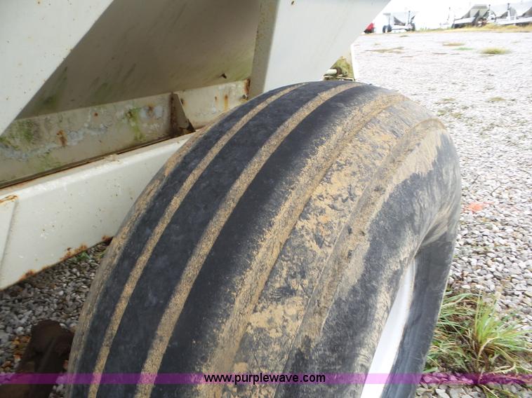 image for item CC9975 2005 Willmar 800 spreader