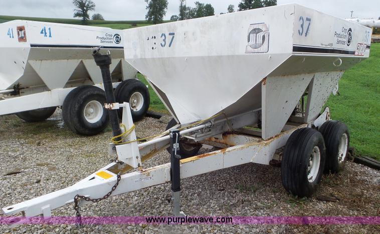 image for item CC9976 2005 Willmar 500 spreader