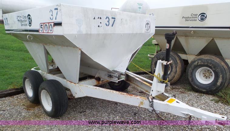image for item CC9976 2005 Willmar 500 spreader