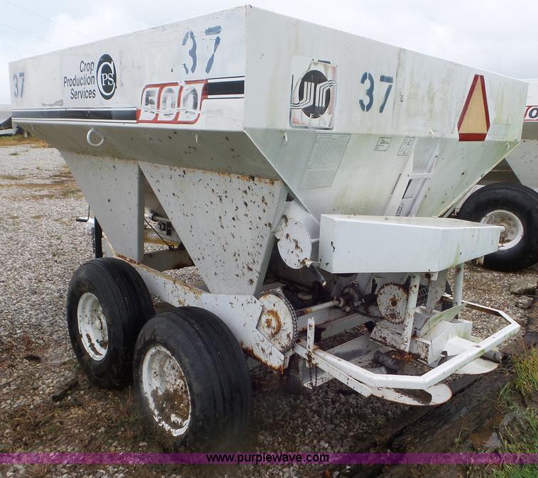 image for item CC9976 2005 Willmar 500 spreader