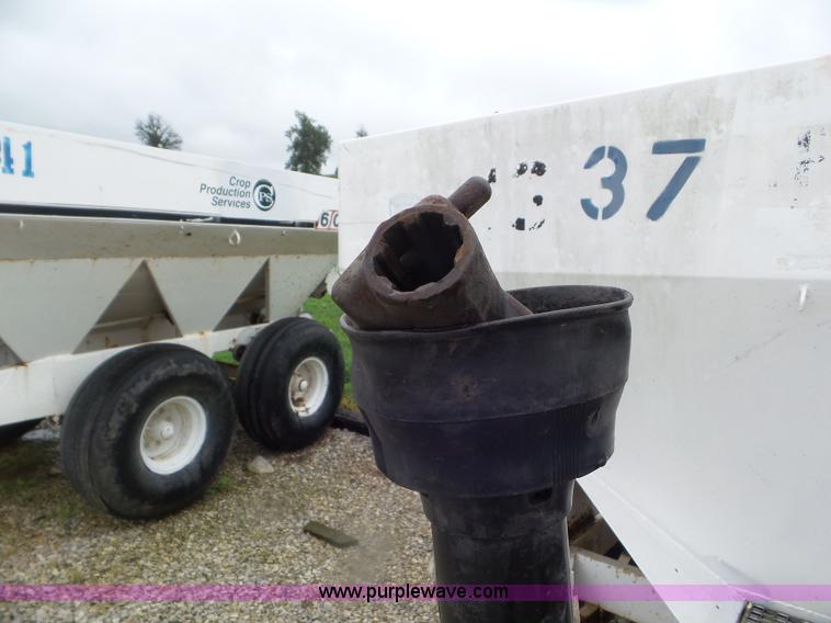 image for item CC9976 2005 Willmar 500 spreader