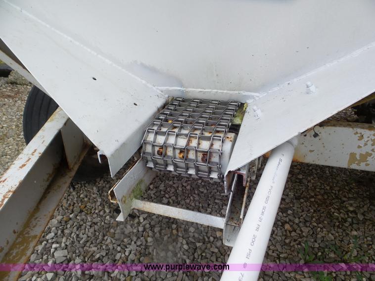 image for item CC9976 2005 Willmar 500 spreader