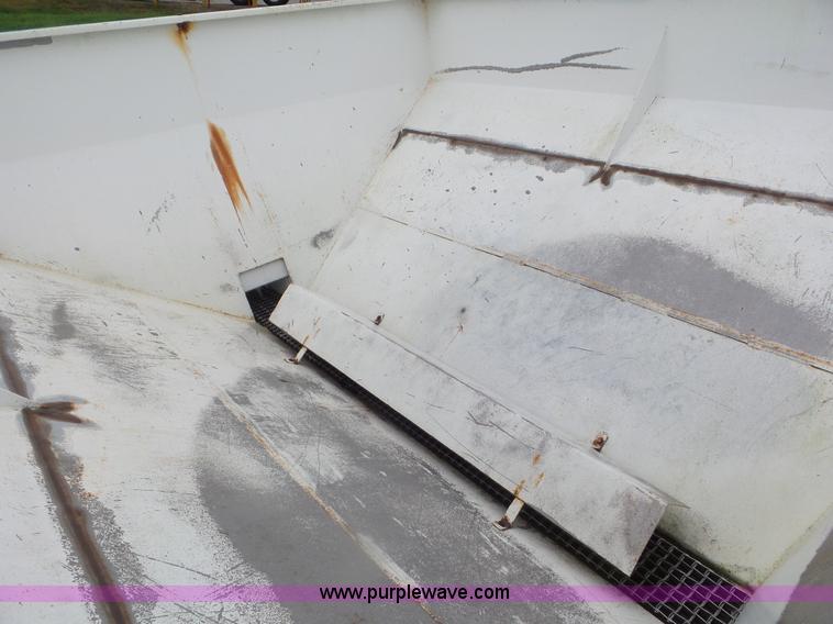 image for item CC9976 2005 Willmar 500 spreader