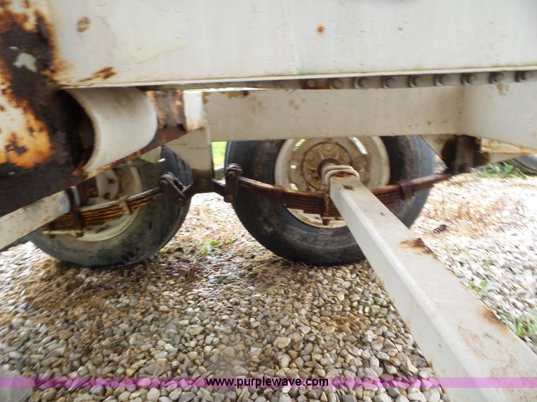 image for item CC9976 2005 Willmar 500 spreader