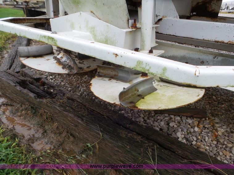 image for item CC9976 2005 Willmar 500 spreader