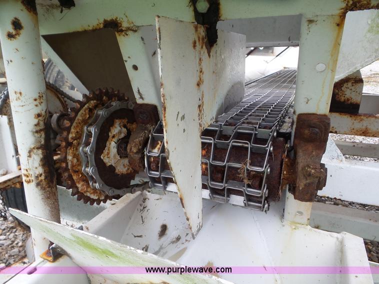 image for item CC9976 2005 Willmar 500 spreader