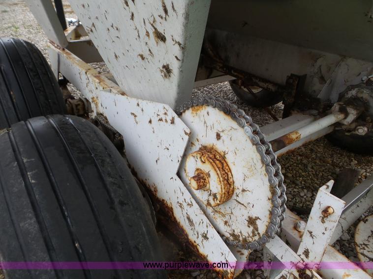 image for item CC9976 2005 Willmar 500 spreader