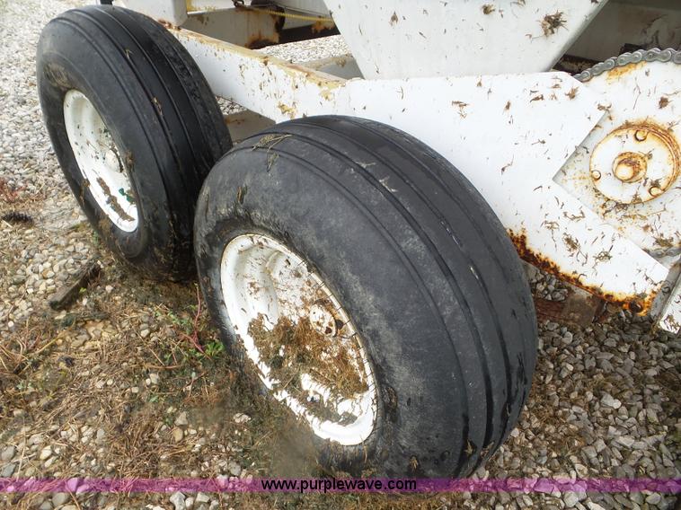 image for item CC9976 2005 Willmar 500 spreader