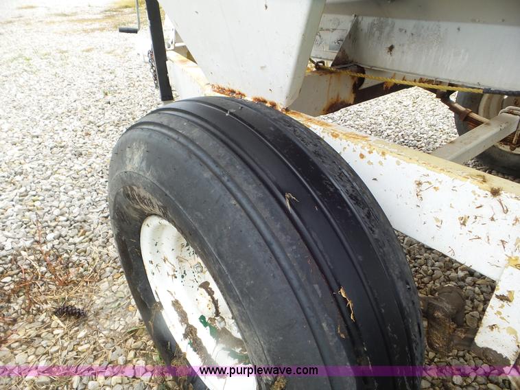 image for item CC9976 2005 Willmar 500 spreader