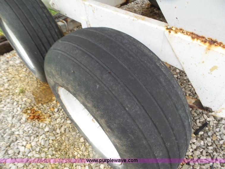 image for item CC9976 2005 Willmar 500 spreader