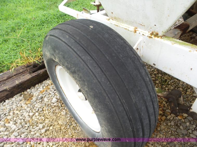 image for item CC9976 2005 Willmar 500 spreader