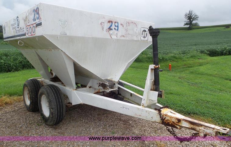 image for item CC9977 2005 Willmar 500 spreader