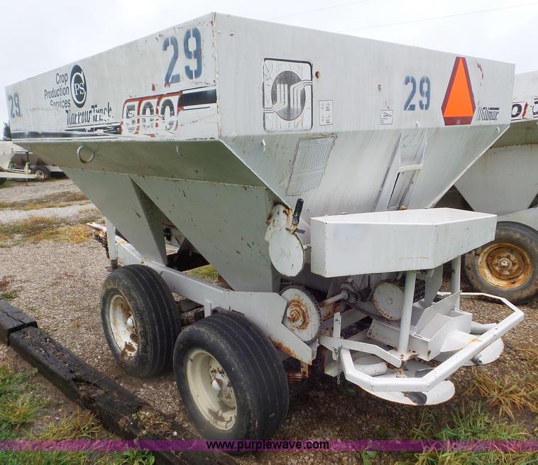 image for item CC9977 2005 Willmar 500 spreader