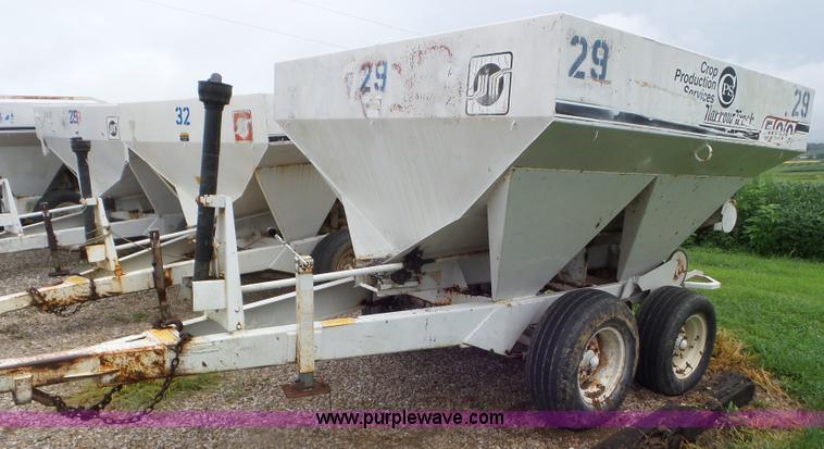 image for item CC9977 2005 Willmar 500 spreader