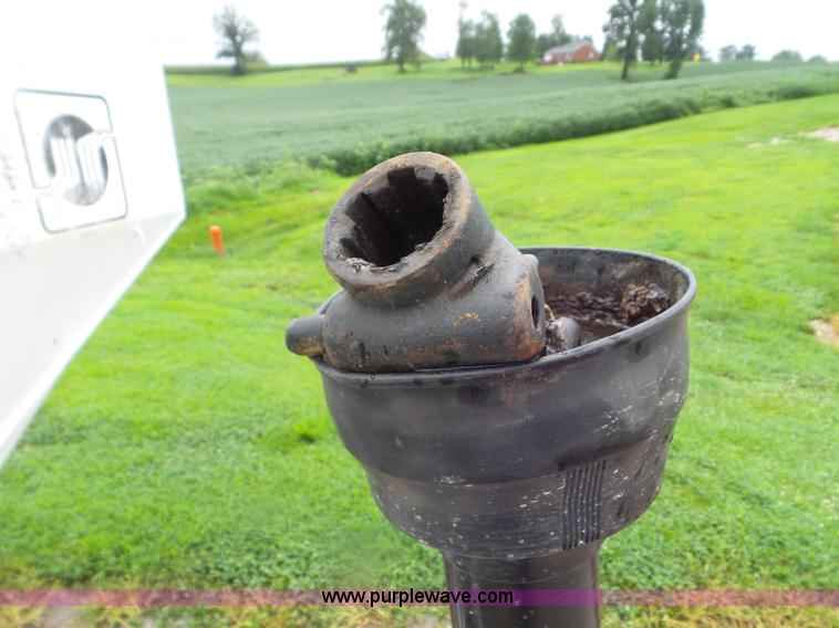 image for item CC9977 2005 Willmar 500 spreader