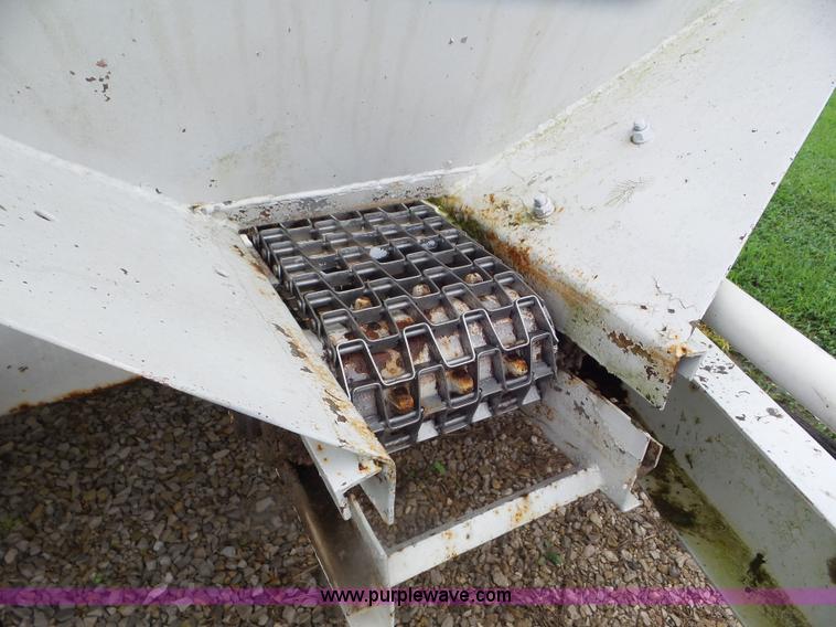 image for item CC9977 2005 Willmar 500 spreader