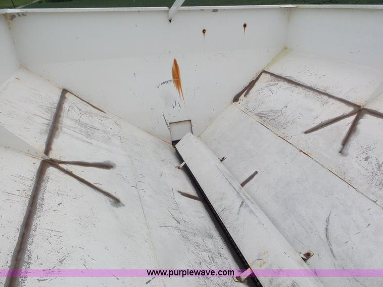 image for item CC9977 2005 Willmar 500 spreader